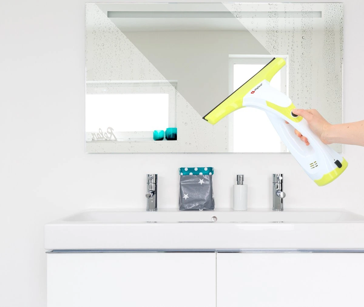 Alpina Elektrische Ramenwasser - Ruitenreiniger 635GR - Oplaadbare Raamtrekker - 3,7V Lithiumbatterij - Batterijduur 30 Minuten - 70ML Waterreservoir - Wit/Geel 9 Alpina Elektrische Ramenwasser - Ruitenreiniger 635GR - Oplaadbare Raamtrekker - 3,7V Lithiumbatterij - Batterijduur 30 Minuten - 70ML Waterreservoir - Wit/Geel - Afbeelding 7