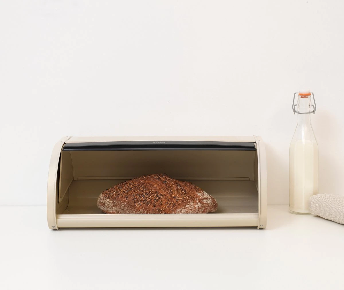 Brabantia Broodtrommel - Met Schuifdeksel - Soft Beige 8 Brabantia Broodtrommel - Met Schuifdeksel - Soft Beige - Afbeelding 6