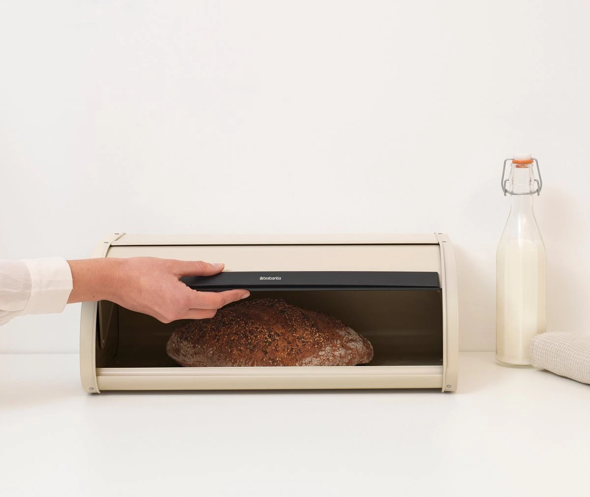 Brabantia Broodtrommel - Met Schuifdeksel - Soft Beige 6 Brabantia Broodtrommel - Met Schuifdeksel - Soft Beige - Afbeelding 4