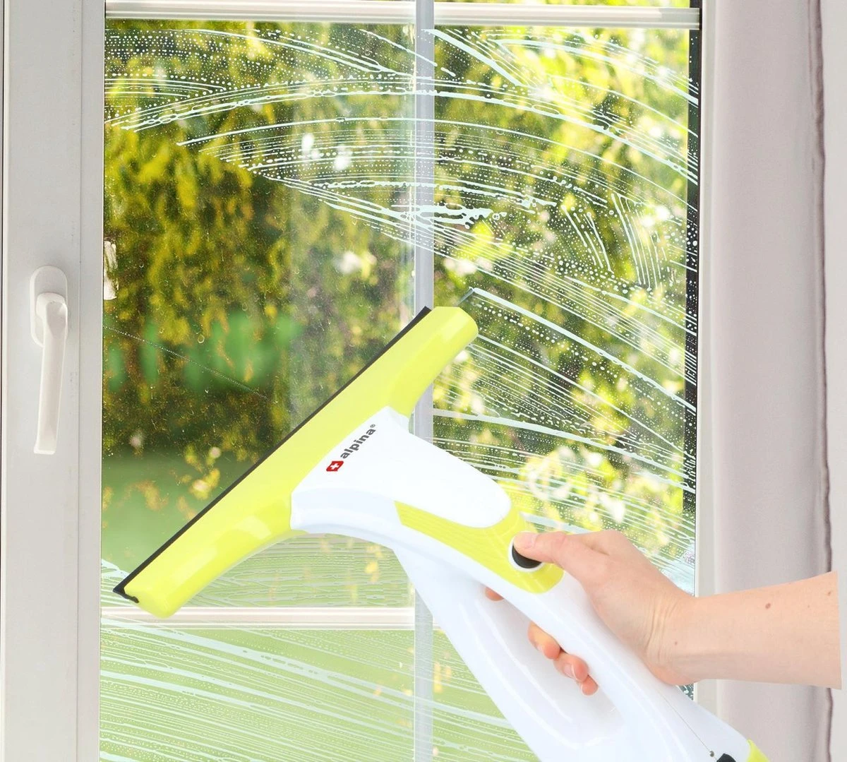 Alpina Elektrische Ramenwasser - Ruitenreiniger 635GR - Oplaadbare Raamtrekker - 3,7V Lithiumbatterij - Batterijduur 30 Minuten - 70ML Waterreservoir - Wit/Geel 8 Alpina Elektrische Ramenwasser - Ruitenreiniger 635GR - Oplaadbare Raamtrekker - 3,7V Lithiumbatterij - Batterijduur 30 Minuten - 70ML Waterreservoir - Wit/Geel - Afbeelding 6