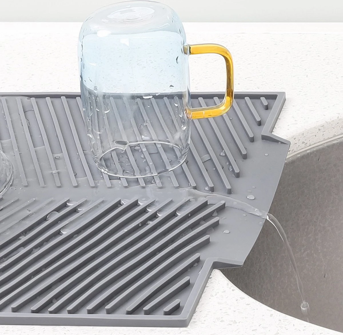 Navaris Siliconen Droogmat Met Afvoer - Aanrecht Droogmat Voor Afwas, Borden, Bestek, Glazen - Grijs 6 Navaris Siliconen Droogmat Met Afvoer - Aanrecht Droogmat Voor Afwas, Borden, Bestek, Glazen - Grijs - Afbeelding 4