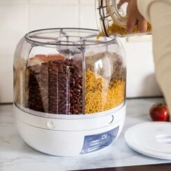 Roterende Voedsel Dispenser - 6 Vakken - Met Doseerschep - BPA Vrij - Handig 15 Roterende Voedsel Dispenser - 6 Vakken - Met Doseerschep - BPA Vrij - Handig -Huishoudelijke Artikelen Winkel 1200x1200 1004