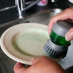 In Round Afwasborstel Met Zeepdispenser / Zeepreservoir – Inclusief Houder – Grijs – Afwas Borstel – Zeep Handborstel – Doseerpomp – Afwasmiddel Dispenser – Navulbaar 15 In Round Afwasborstel Met Zeepdispenser / Zeepreservoir – Inclusief Houder – Grijs – Afwas Borstel – Zeep Handborstel – Doseerpomp – Afwasmiddel Dispenser – Navulbaar -Huishoudelijke Artikelen Winkel 1200x1200 1202