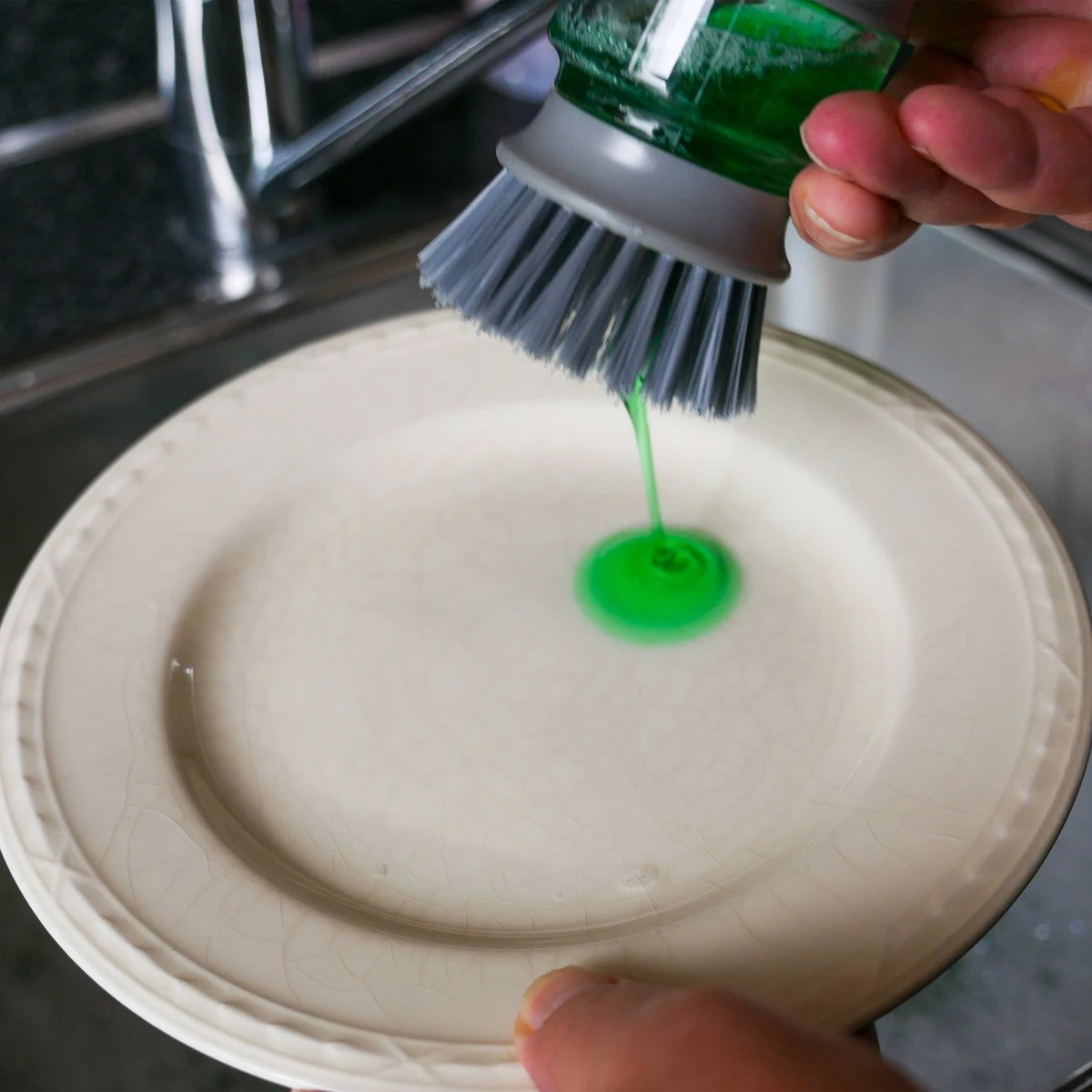 In Round Afwasborstel Met Zeepdispenser / Zeepreservoir – Inclusief Houder – Grijs – Afwas Borstel – Zeep Handborstel – Doseerpomp – Afwasmiddel Dispenser – Navulbaar 9 In Round Afwasborstel Met Zeepdispenser / Zeepreservoir – Inclusief Houder – Grijs – Afwas Borstel – Zeep Handborstel – Doseerpomp – Afwasmiddel Dispenser – Navulbaar - Afbeelding 7