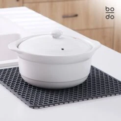 BODO Gootsteenmat Siliconen Donker Grijs - 30.5 X 30.5 Cm - Keuken Accessoires - Gootsteen Beschermer - Onderzetters Siliconen - Anti Kras - Gootsteen Accessoires 16 BODO Gootsteenmat Siliconen Donker Grijs - 30.5 X 30.5 Cm - Keuken Accessoires - Gootsteen Beschermer - Onderzetters Siliconen - Anti Kras - Gootsteen Accessoires -Huishoudelijke Artikelen Winkel 1200x1200 1405