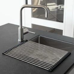 Highport Oprolbaar Vaat Droogrek - Scandinavisch Design - Opvouwbaar Hittebestendig Roestvrijstalen Keuken Afdruiprek - Vaatwasser Geschikt - Sterke 18-staafs Onderzetter - Foodgrade Materiaal