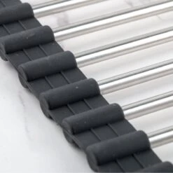 Highport Oprolbaar Vaat Droogrek - Scandinavisch Design - Opvouwbaar Hittebestendig Roestvrijstalen Keuken Afdruiprek - Vaatwasser Geschikt - Sterke 18-staafs Onderzetter - Foodgrade Materiaal 9 Highport Oprolbaar Vaat Droogrek - Scandinavisch Design - Opvouwbaar Hittebestendig Roestvrijstalen Keuken Afdruiprek - Vaatwasser Geschikt - Sterke 18-staafs Onderzetter - Foodgrade Materiaal -Huishoudelijke Artikelen Winkel 1200x1200 1447