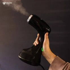 Kledingstomer - Handstomer - Stoomreiniger - Stomer - Inclusief Opzetborstel En Maatbeker - Groot Waterreservoir (300 Ml) - Snel Opgewarmd (30 Sec) - 3 Standen - 1500W - Merk: Rockerz Home - Kleur: Zwart -Huishoudelijke Artikelen Winkel 1200x1200 2094