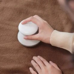 Solstedt® Pluizenverwijderaar - Ontpluizer - Ontpiller - Pluizenroller - Pluizentondeuse Oplaadbaar - Pluizendief - Incl. USB Kabel - Wit 19 Solstedt® Pluizenverwijderaar - Ontpluizer - Ontpiller - Pluizenroller - Pluizentondeuse Oplaadbaar - Pluizendief - Incl. USB Kabel - Wit -Huishoudelijke Artikelen Winkel 1200x1200 2229