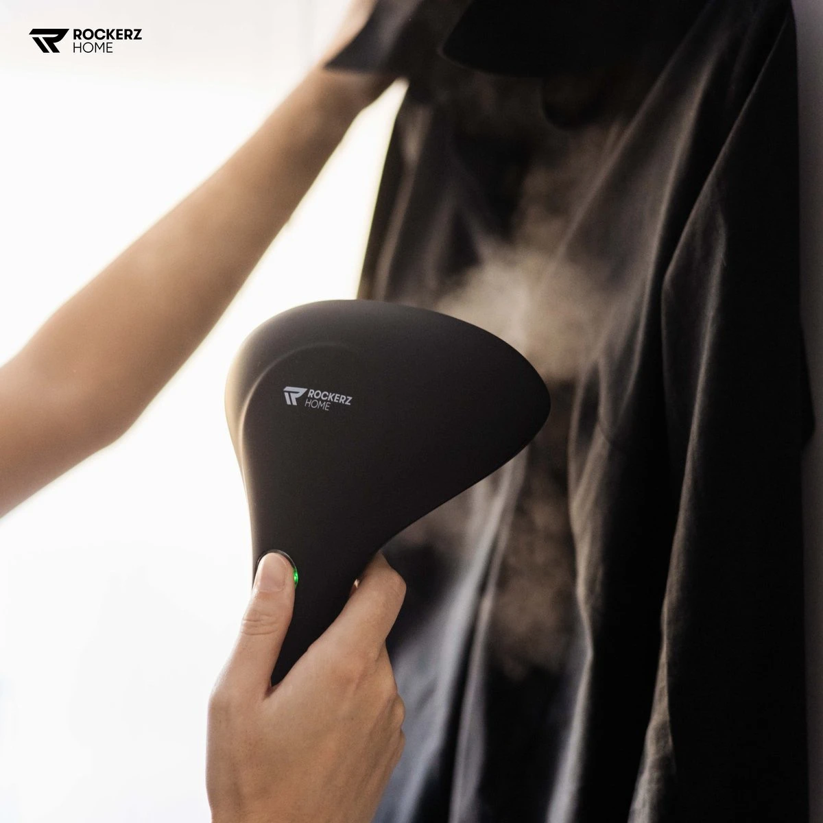 Kledingstomer - Handstomer - Stoomreiniger - Stomer - Luxe Uitvoering - Krachtig En Stijlvol - Inclusief Maatbeker - Snel Opgewarmd (25 Sec) - Geschenkverpakking- 1500W - Merk: Rockerz Home - Kleur: Zwart 4 Kledingstomer - Handstomer - Stoomreiniger - Stomer - Luxe Uitvoering - Krachtig En Stijlvol - Inclusief Maatbeker - Snel Opgewarmd (25 Sec) - Geschenkverpakking- 1500W - Merk: Rockerz Home - Kleur: Zwart - Afbeelding 2