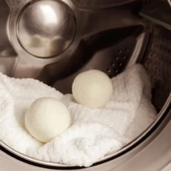 FAVE Drogerballen XL - 6 Stuks - Inclusief 2x Lavendelolie & Opbergzakje - Wasbol - Wasballen - Doseerbol - Droogballen - Duurzaam 15 FAVE Drogerballen XL - 6 Stuks - Inclusief 2x Lavendelolie & Opbergzakje - Wasbol - Wasballen - Doseerbol - Droogballen - Duurzaam -Huishoudelijke Artikelen Winkel 1200x1200 685