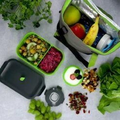 Homra Lunchset In Tas BREAQ Green - Broodtrommel - Yoghurtbeker - Koeltas - Lunch To Go - Duurzaam Kunststof - BPA Vrij - Lunchtrommel - Magnetron, Diepvries, Vaatwasser Bestendig - Grijs Met Groen - Picknick - Kantoor - School - Vers Houden -Huishoudelijke Artikelen Winkel 1200x1200 813