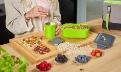 Homra Lunchset In Tas BREAQ Green - Broodtrommel - Yoghurtbeker - Koeltas - Lunch To Go - Duurzaam Kunststof - BPA Vrij - Lunchtrommel - Magnetron, Diepvries, Vaatwasser Bestendig - Grijs Met Groen - Picknick - Kantoor - School - Vers Houden -Huishoudelijke Artikelen Winkel 1200x720 3