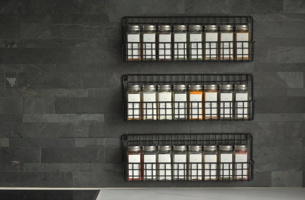 Friendly Kitchen Ophangbaar Kruidenrek - 4 Kruidenrekjes Voor Totaal 32 Kruidenpotjes - Spice Rack - Staal - Zwart 4 Friendly Kitchen Ophangbaar Kruidenrek - 4 Kruidenrekjes Voor Totaal 32 Kruidenpotjes - Spice Rack - Staal - Zwart - Afbeelding 2