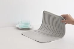 Brabantia SinkSide Afdruipmat - Siliconen - Mid Grey 12 Brabantia SinkSide Afdruipmat - Siliconen - Mid Grey -Huishoudelijke Artikelen Winkel 1200x799 22