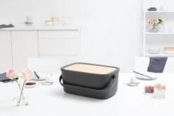 Brabantia Nic Broodtrommel - Met Bamboe Deksel - Dark Grey -Huishoudelijke Artikelen Winkel 1200x799 4