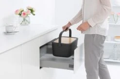 Brabantia Nic Broodtrommel - Met Bamboe Deksel - Dark Grey -Huishoudelijke Artikelen Winkel 1200x799 5