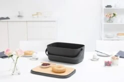 Brabantia Nic Broodtrommel - Met Bamboe Deksel - Dark Grey -Huishoudelijke Artikelen Winkel 1200x799 7