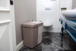 Motek® - Wasmand - 2 Vakken Met Deksel - Met Touch Deksel - Gemaakt Van 100% Gerecycled Kunststof - 80 L - Wasmand Met Deksel - Wassorteerder - Grijs - Wit 18 Motek® - Wasmand - 2 Vakken Met Deksel - Met Touch Deksel - Gemaakt Van 100% Gerecycled Kunststof - 80 L - Wasmand Met Deksel - Wassorteerder - Grijs - Wit -Huishoudelijke Artikelen Winkel 1200x800 61