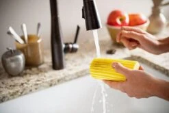 Scrub Daddy Damp Duster - Wonder Stoffer - Geel 9 Scrub Daddy Damp Duster - Wonder Stoffer - Geel -Huishoudelijke Artikelen Winkel 1200x802 3