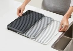 Joseph Joseph - Tier - Afdruipmat - Uitschuifbaar - Grijs 23 Joseph Joseph - Tier - Afdruipmat - Uitschuifbaar - Grijs -Huishoudelijke Artikelen Winkel 1200x836 5