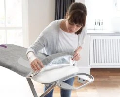 Vileda Total Reflect Strikplankovertrek - Universeel - Met Aluminium Bekleding 16 Vileda Total Reflect Strikplankovertrek - Universeel - Met Aluminium Bekleding -Huishoudelijke Artikelen Winkel 1200x973 4