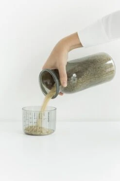 Brabantia Voorraadbussen Met Maatbeker Set Van 2 - 1,3 L - Dark Grey 19 Brabantia Voorraadbussen Met Maatbeker Set Van 2 - 1,3 L - Dark Grey -Huishoudelijke Artikelen Winkel 799x1200 11