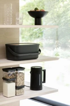 Brabantia Nic Broodtrommel - Met Bamboe Deksel - Dark Grey -Huishoudelijke Artikelen Winkel 799x1200