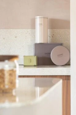 Gusta Voorraadblik - Beige - Metaal - Beschuitbus - Opbergbus - Ø11X22 Cm 6 Gusta Voorraadblik - Beige - Metaal - Beschuitbus - Opbergbus - Ø11X22 Cm -Huishoudelijke Artikelen Winkel 800x1200 9