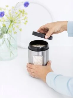 Brabantia Voorraadbus - 1,4 L - Matt Steel Fingerprint Proof / Matt Black Deksel - Met Venster 18 Brabantia Voorraadbus - 1,4 L - Matt Steel Fingerprint Proof / Matt Black Deksel - Met Venster -Huishoudelijke Artikelen Winkel 895x1200