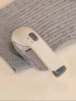 Smarty Elektrische Pluizenverwijderaar | Ontpluizer | Grijs | Ontpluizer Met Batterij | Pluizendief -Huishoudelijke Artikelen Winkel 902x1200 2