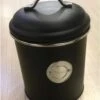 Merkloos Zwarte Koektrommel/voorraadblik 18 Cm - Koekjes/koek Bewaren - Voorraadblikken/koekblikken/koektrommels -Huishoudelijke Artikelen Winkel 930x1200 1